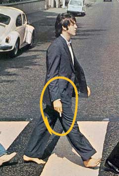 Paul sujetando el cigarro con la mano derecha